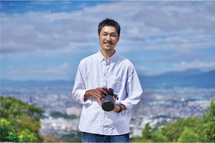 一眼レフカメラを手にした男性の写真と一眼レフカメラを構えてシャッターを押そうとしている女性の写真