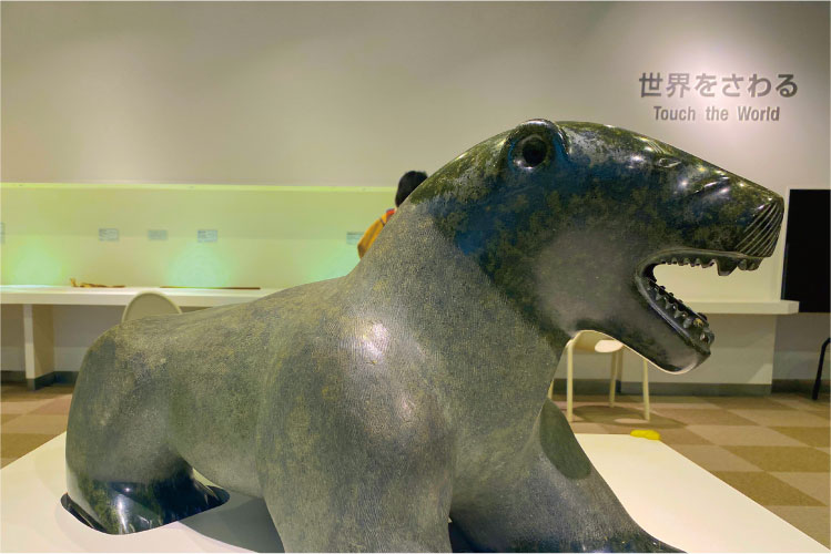 世界を触るコーナーに展示されている石彫像「ホッキョクグマ」