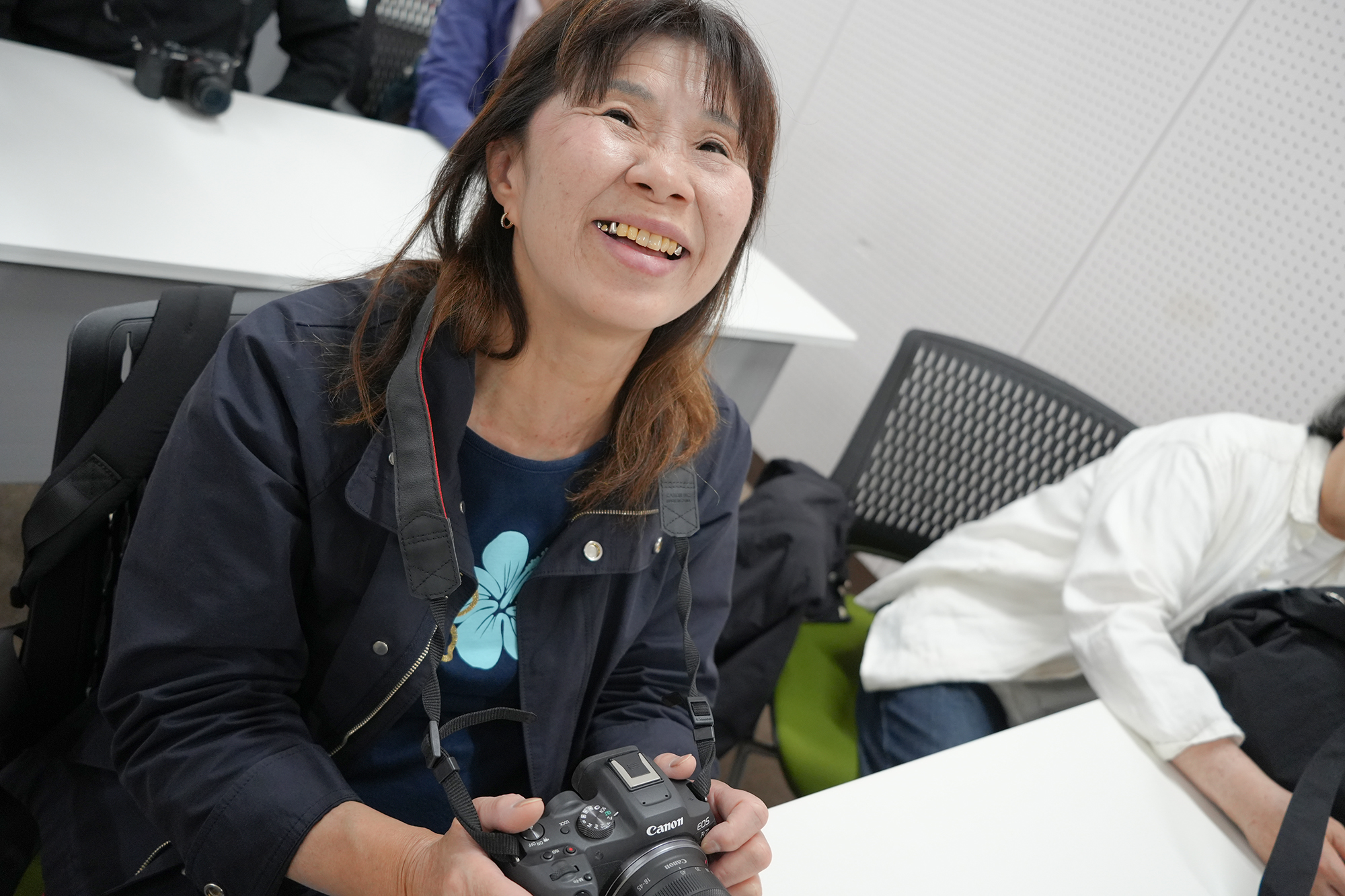 撮影体験を楽しむ海老澤さん