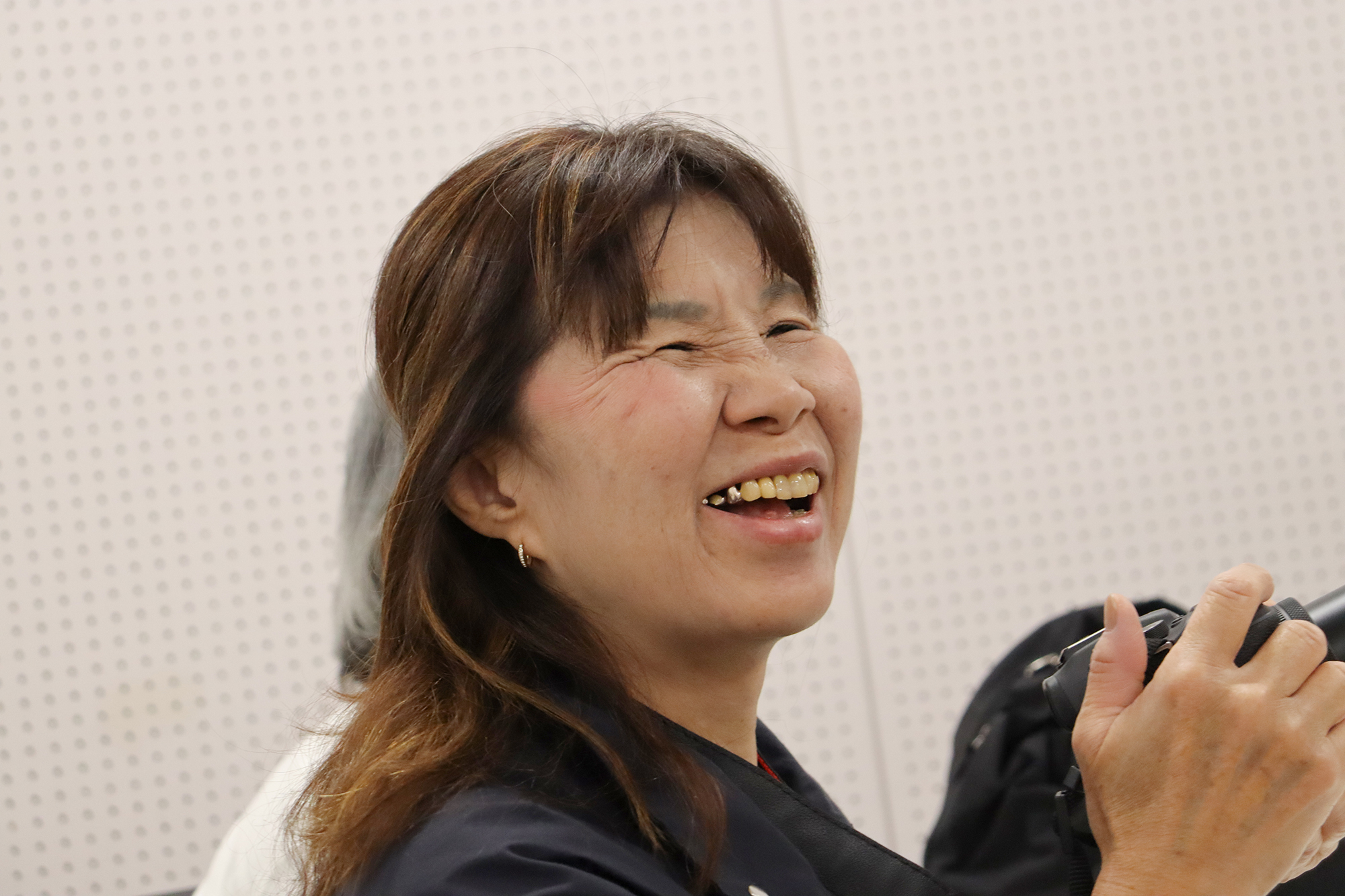 カメラの使い方を学ぶ素敵な笑顔の海老澤さん