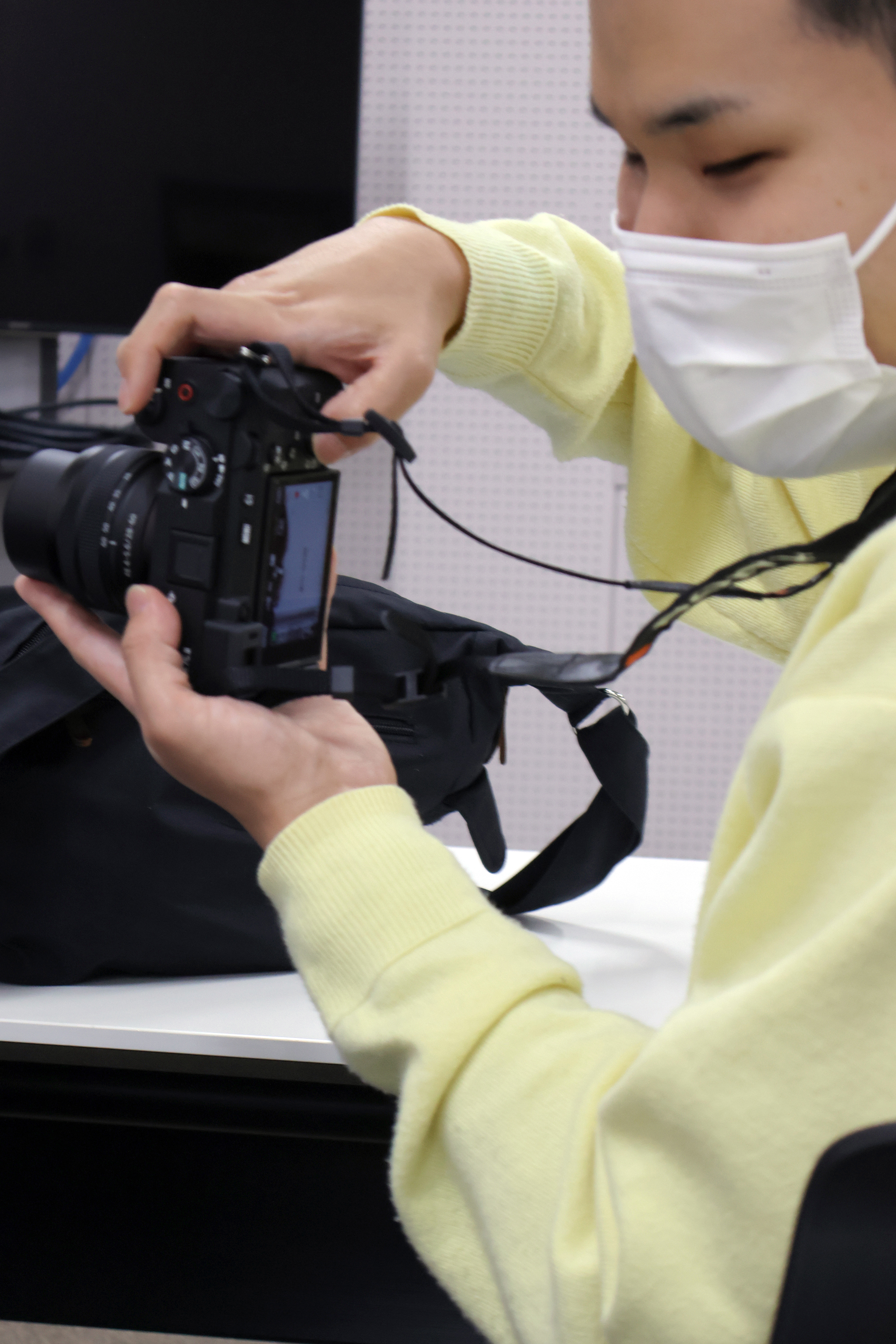 カメラを操作しながら撮影する安田さん