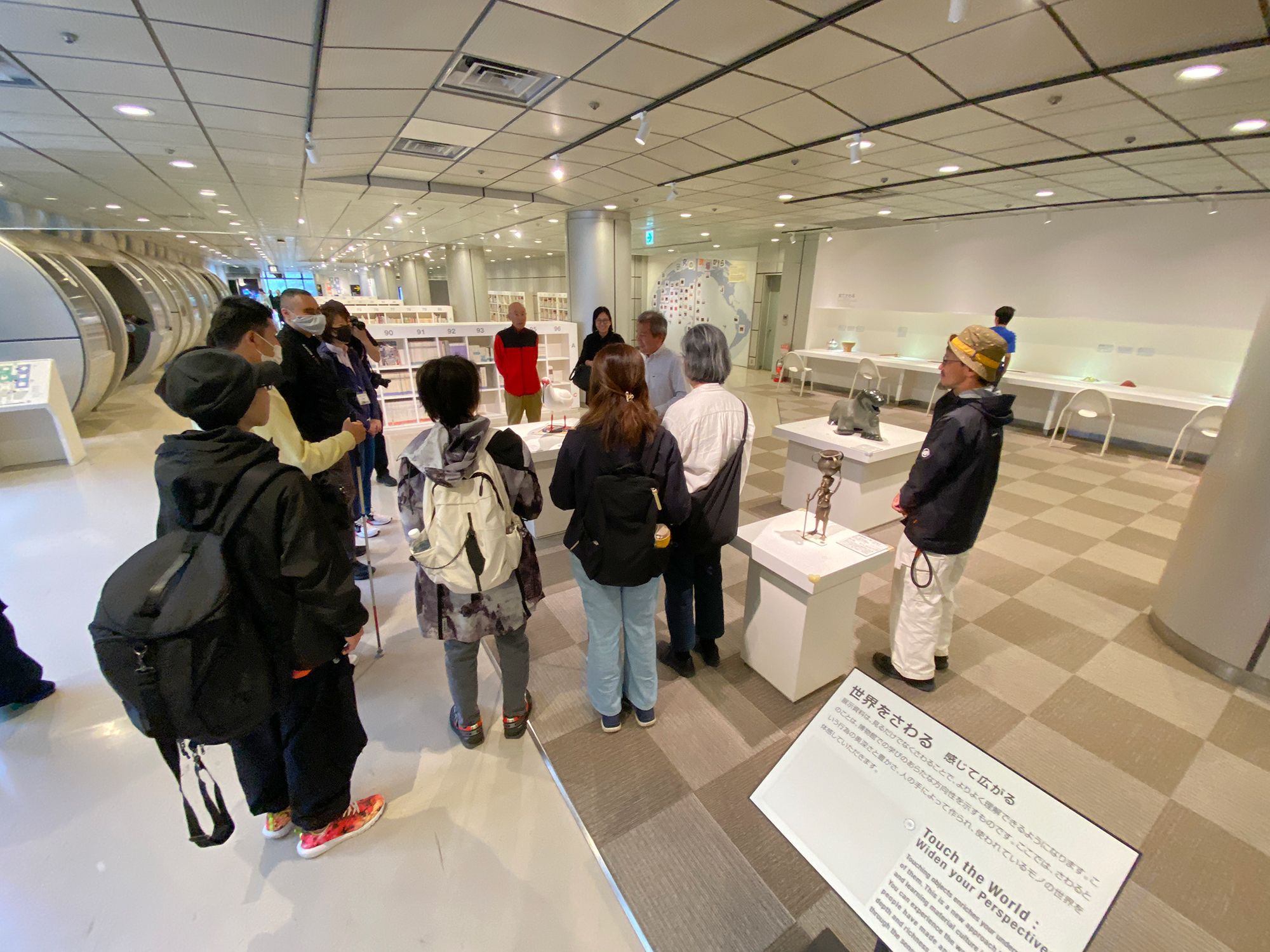 展示品を囲みながら広瀬浩二郎先生の解説を聞く参加者