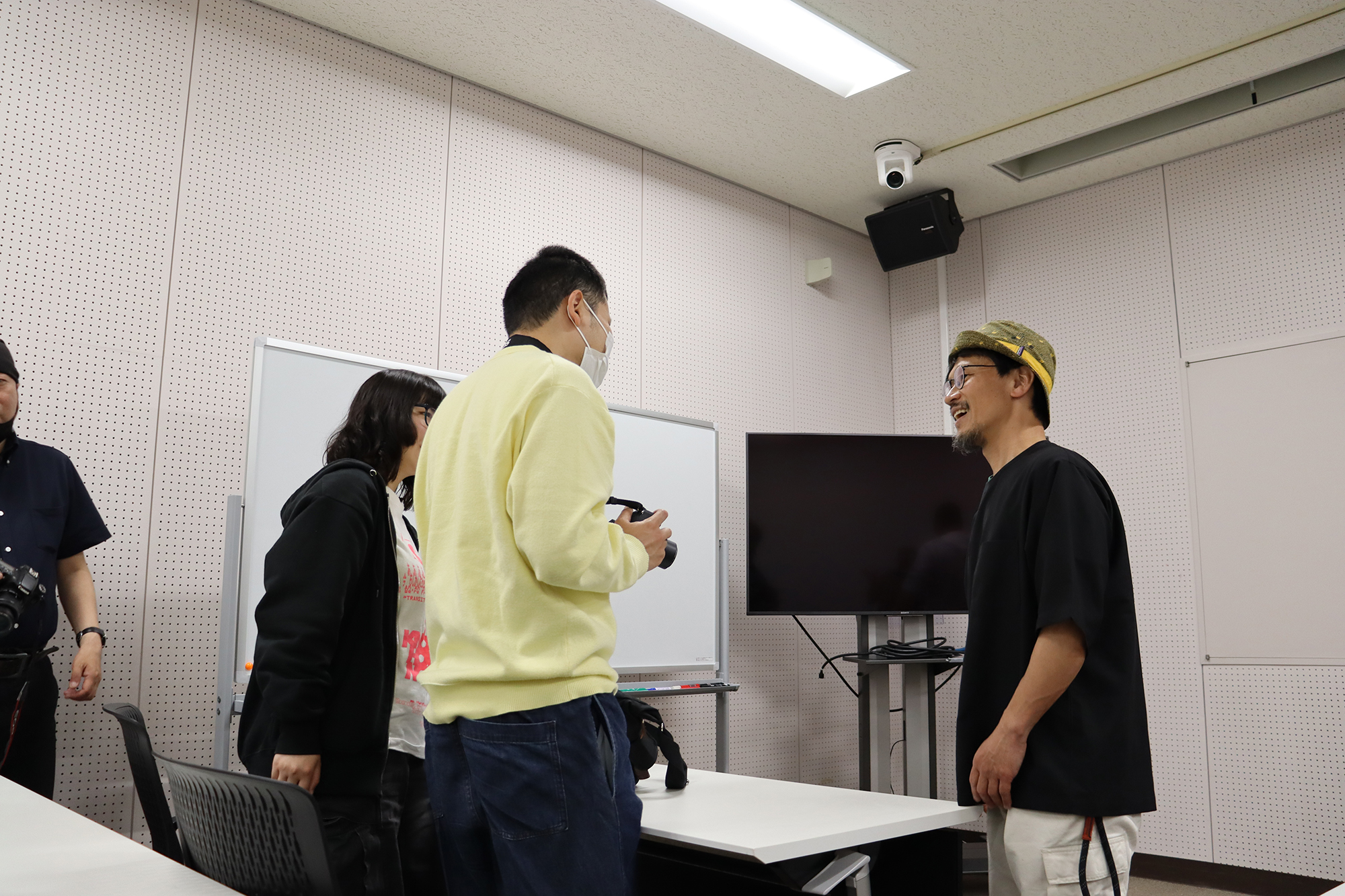 フォトグラファーの白井さんと話をする安田さん