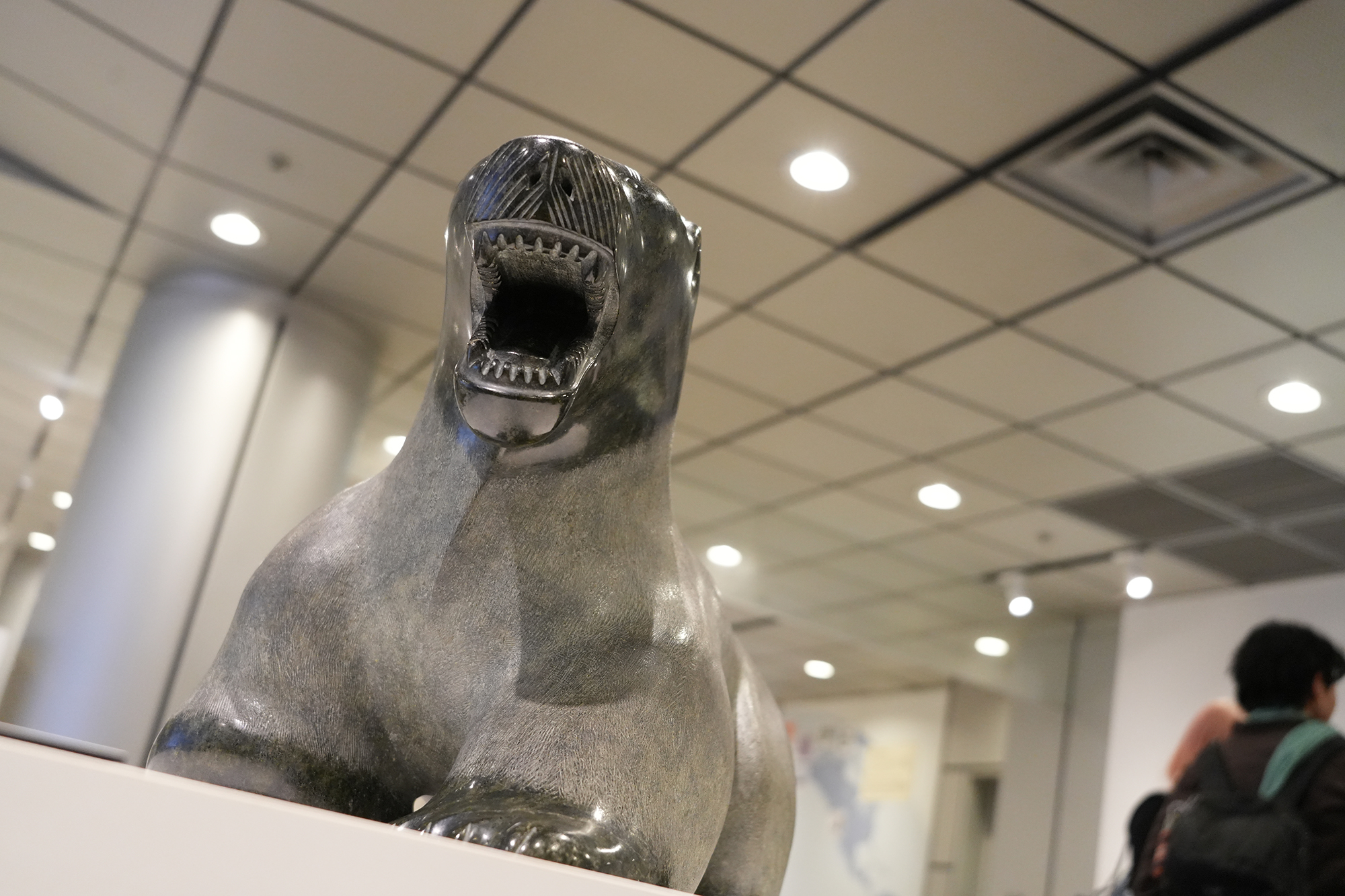 下から見上げるように撮影されたホッキョクグマの石像