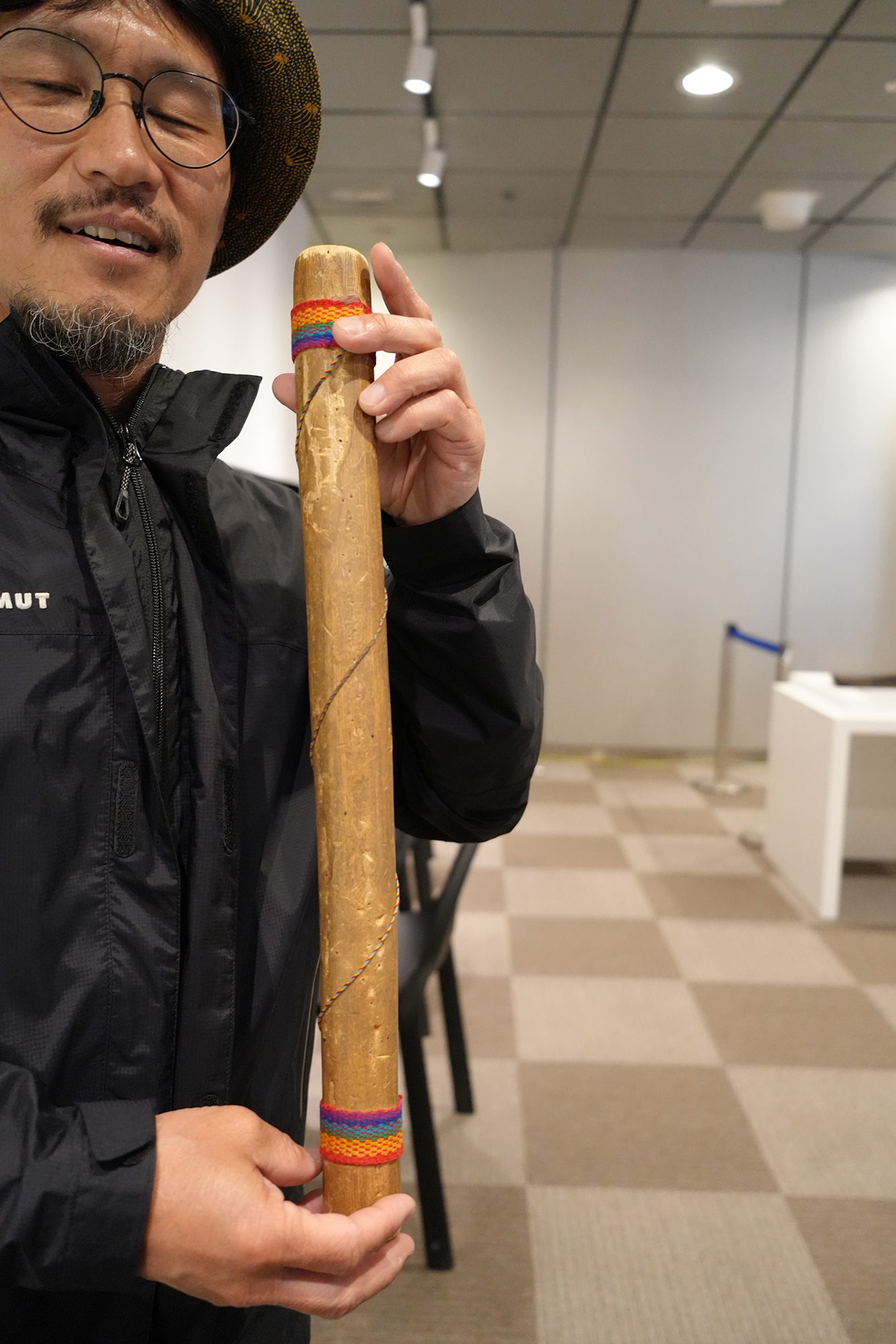 アマゾンの楽器を両手で持つ白井さん。楽器全体は写っているが、右半身が少し画面から外れている。