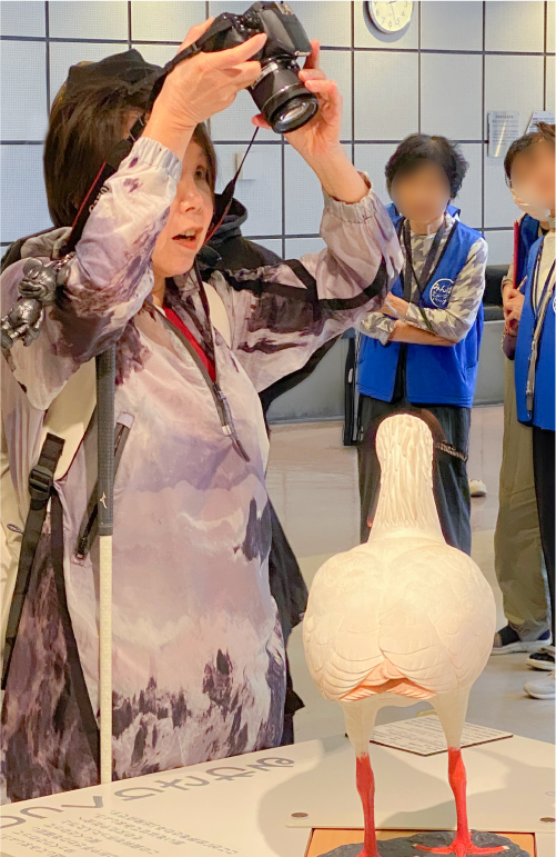 展示資料を撮影する参加者の様子