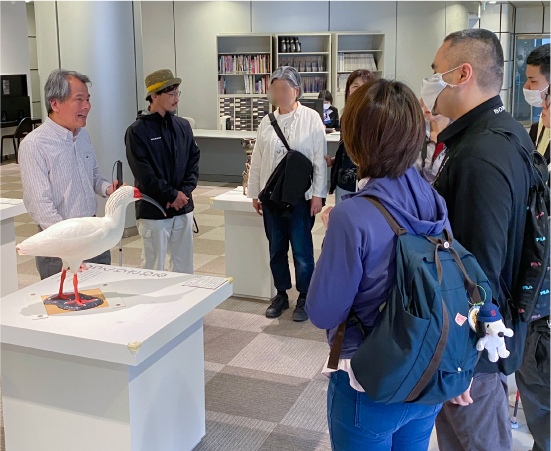 展示品の解説をおこなう広瀬先生