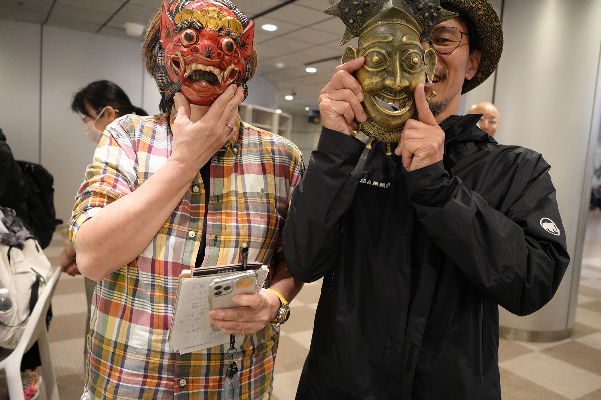 仮面をつけた二人を中央に収めようとした写真。頭が少しだけ切れかけている。