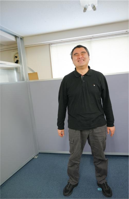 被写体まで約2メートルの位置から撮影した人物写真。距離による写り方の違いを比較するための作品。