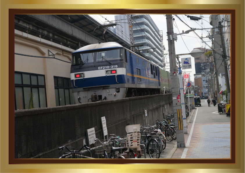 JR福島駅近くで走行する貨物列車を撮影した作品