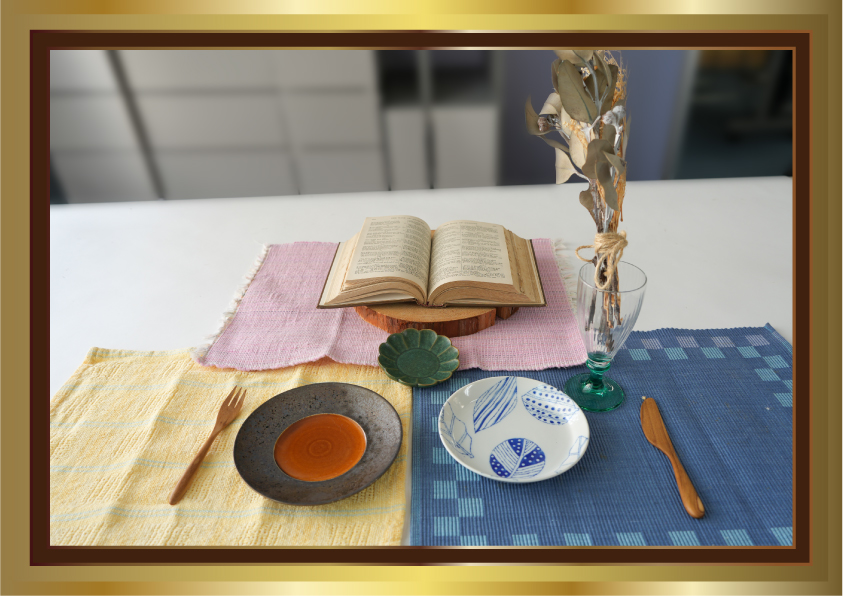 開いた本やドライリーフ、食器などを自由に配置したテーブルセット作品